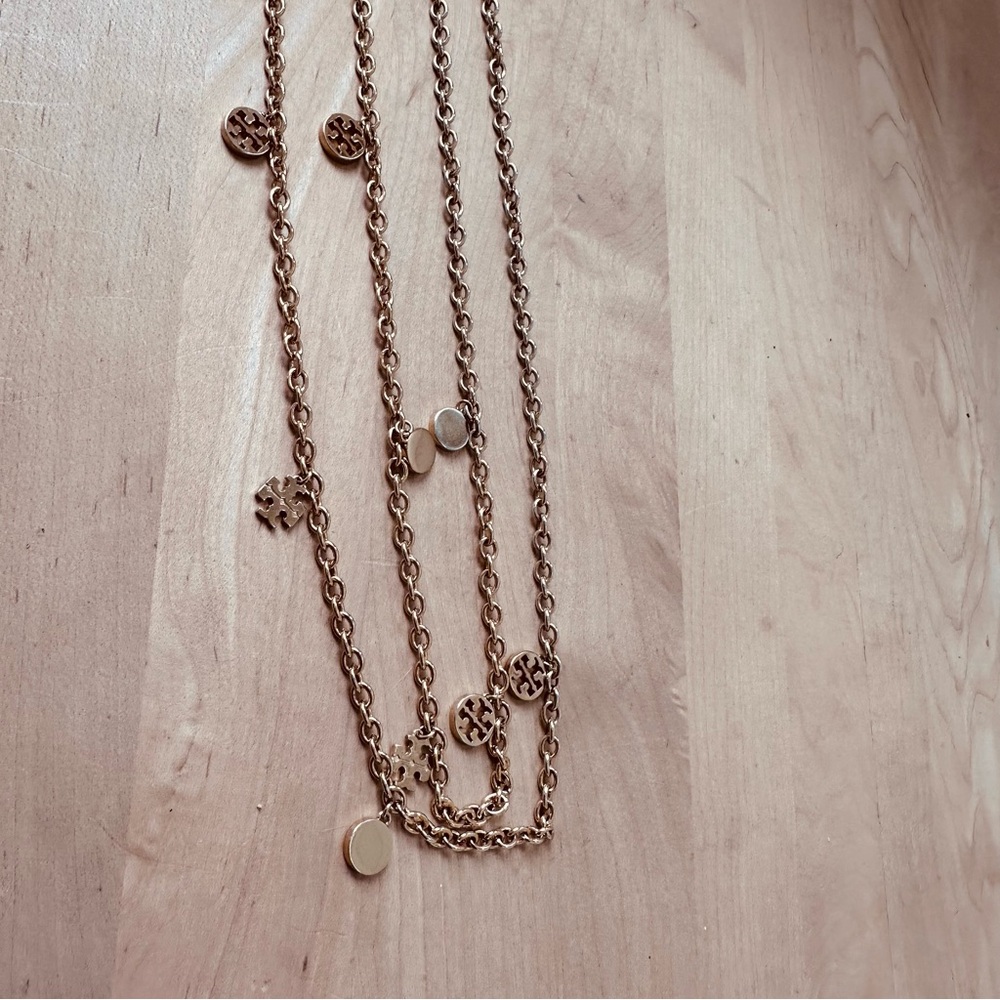 Tory Burch - Logo Charm Gold Rosary Necklace - Picture 3 of 8